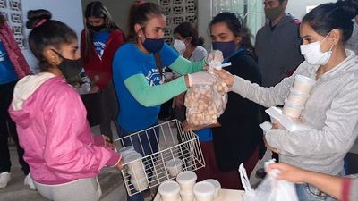 Jóvenes voluntarios brindan “merencena” a familiares de enfermos del Barrio Obrero - Nacionales - ABC Color