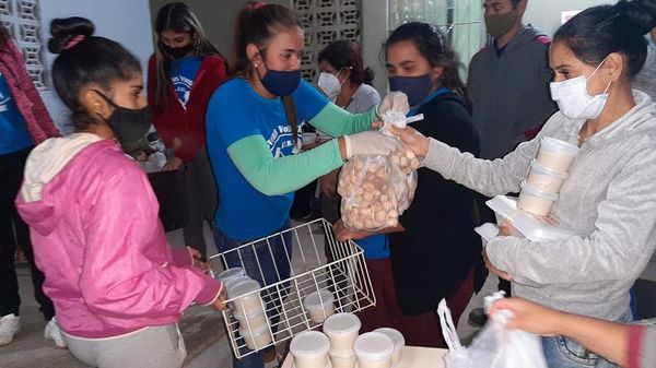 Jóvenes voluntarios brindan “merencena” a familiares de enfermos del Barrio Obrero - Nacionales - ABC Color