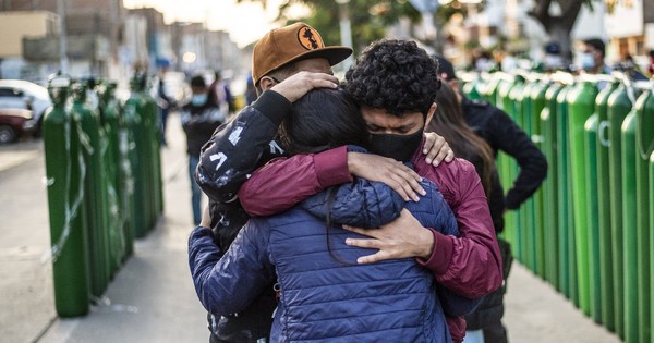 La Nación / Perú eleva balance de los fallecidos de 69.000 a 180.000