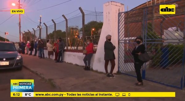 Con importantes filas, siguen las vacunaciones este martes - Nacionales - ABC Color
