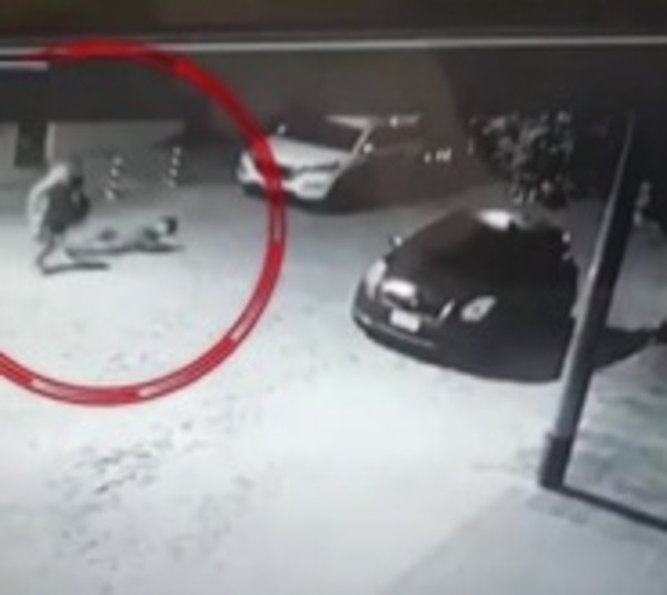 Joven defiende a mujer asaltada y termina baleado por delincuentes - Paraguay.com