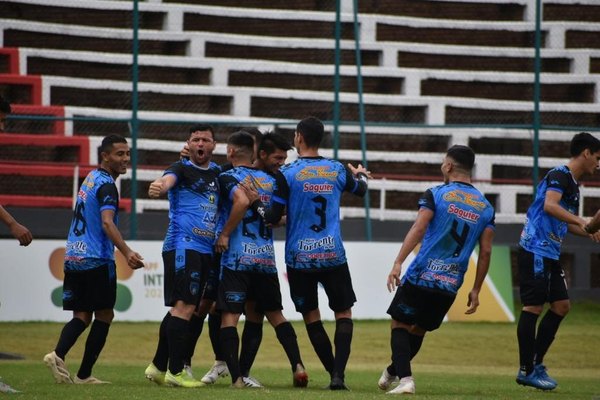 El golazo de Marcos Riveros para Atyrá en la División Intermedia
