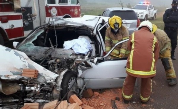 Medico muere tras chocar contra un camión cargado con ladrillos