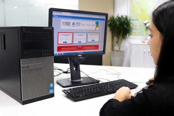 Solo el 38% de los 4.300 postulantes aprobaron el examen de Becal | Ñanduti