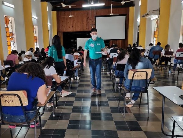 Becas Itaipú-Becal: cae promedio histórico en porcentaje de aprobación · Radio Monumental 1080 AM