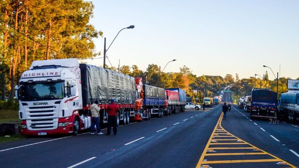 Más camioneros se suman al paro y sube tensión en las rutas