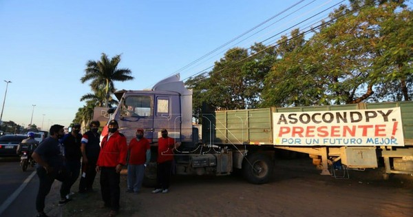 La Nación / Continúa el paro de camioneros y advierten con endurecer la medida de fuerza