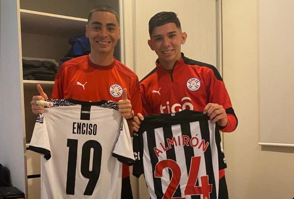 En la Albirroja hubo Intercambio de camisetas albinegras entre dos cracks