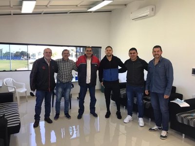 Daniel Farrar vuelve al fútbol paraguayo, pero no dirigirá en Primera