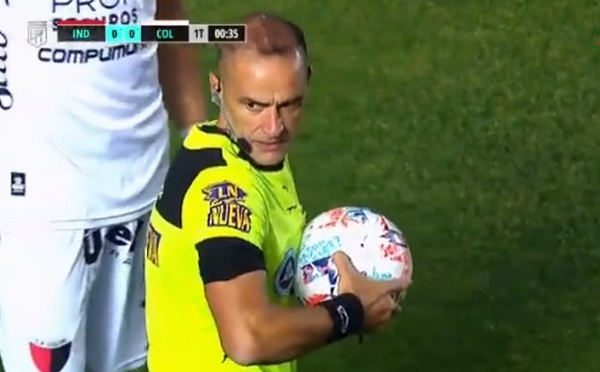 Increíble: Comenzó un partido decisivo y la pelota estaba desinflada