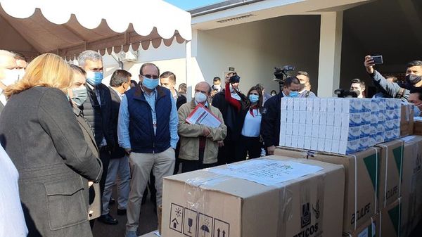 En fugaz visita, el presidente de la República asiste a entrega de insumos y medicamentos para hospitales COVID - ABC en el Este - ABC Color