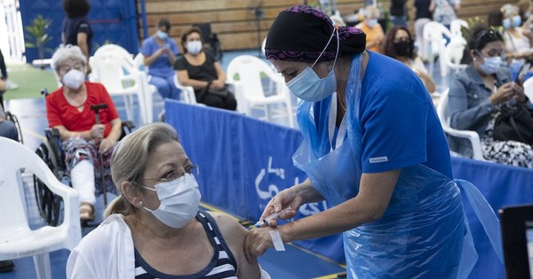 La Nación / Chile aprueba la vacuna anti-COVID Pfizer en menores entre 12 y 16 años