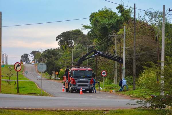 Instalan en tramo de dos kilómetros alumbrados públicos en Yguazú - La Clave