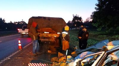Un fallecido tras choque de vehículo contra camión estacionado