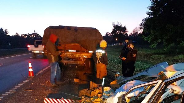 Un fallecido tras choque de vehículo contra camión estacionado