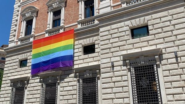 La embajada de EEUU en el Vaticano colgó una bandera por el mes del orgullo LGBT