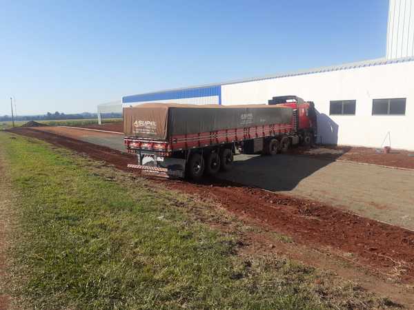 Tractocamión terminó por la pared de una fábrica de balanceados en Naranjal - La Clave