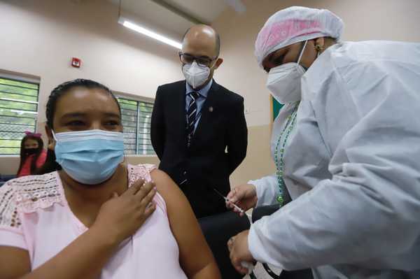 Instan acudir a servicios de salud de Alto Paraná para recibir la vacuna antigripal - La Clave
