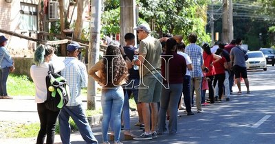 La Nación / Viacrusis en Identificaciones: largas filas en espera de documentos