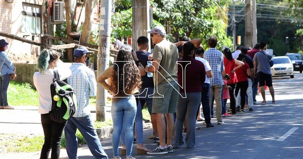 La Nación / Viacrusis en Identificaciones: largas filas en espera de documentos