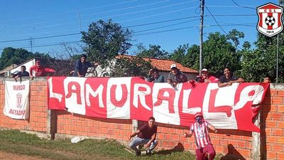 "La muralla": la hinchada modo-covid que alienta a Limpeño