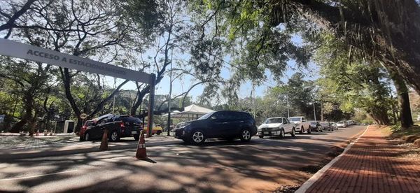Alta demanda de vacunas en autovac de CDE - ABC en el Este - ABC Color