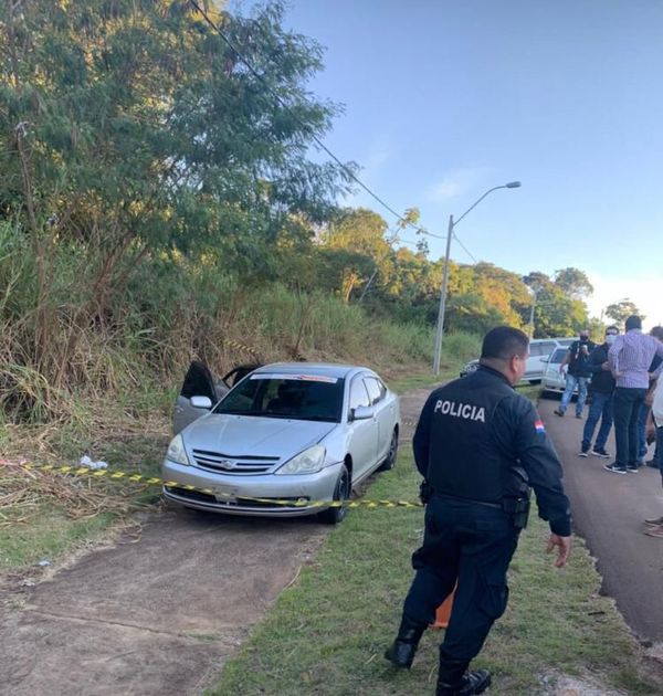 Bandidos abandonan auto robado tras persecución policial - ABC en el Este - ABC Color