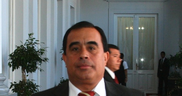 La Nación / Familiares de Cárdenas pujan por cargos, mientras exintendente guarda silencio en caso de escuela caída