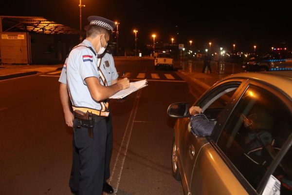 Prometen que saldrán a las calles más policías ante ola de asaltos - Nacionales - ABC Color