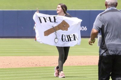 Joven irrumpe en juego de béisbol preolímpico con cartel que decía “Cuba libre”