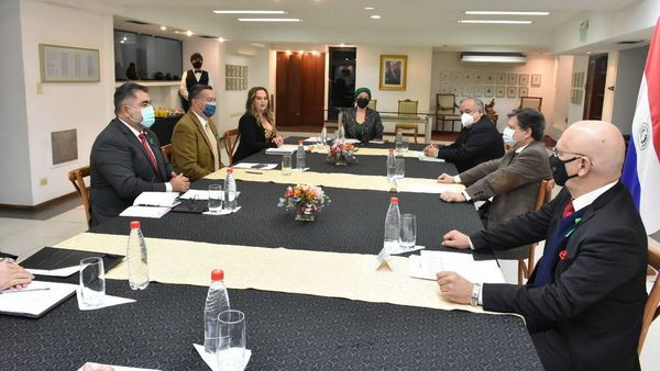 Canciller planifica semestre con cónsules