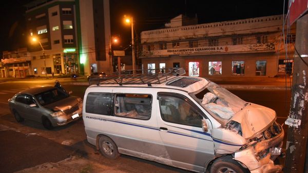 Mujer en estado de shock causa accidente