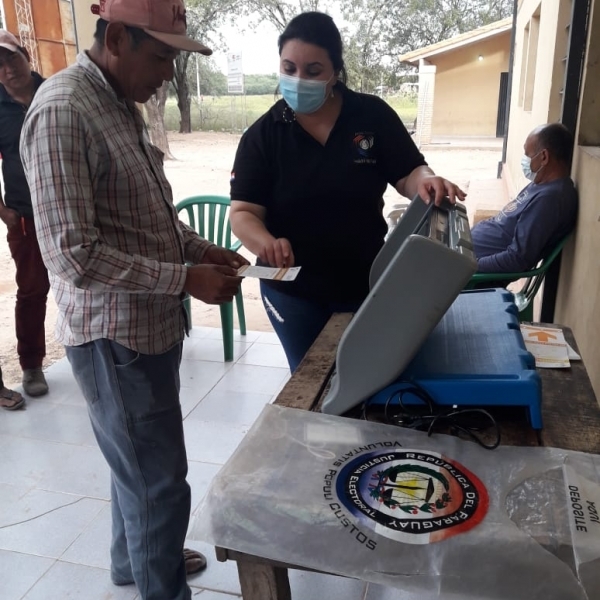 Comunidades indígenas de Puerto Pinasco practican con las máquinas de votación | .::Agencia IP::.