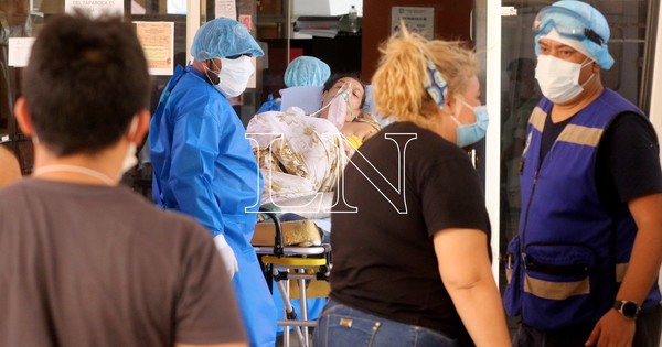 La Nación / Clínicas: ante alta demanda de pacientes, usan pasillo como área de internación