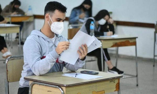 Becas Itaipú: Soló el 38% de los postulantes logró aprobar los exámenes