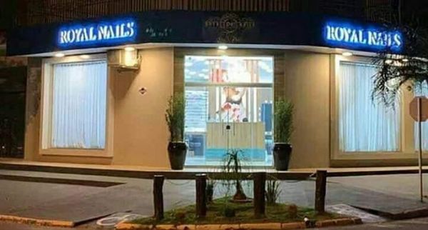 Hurtan electrodomésticos y productos cosméticos de un salón de belleza