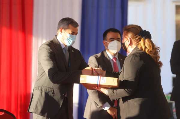 Gobierno entrega equipos tecnológicos y textos para el fortalecimiento de la educación a distancia | .::Agencia IP::.