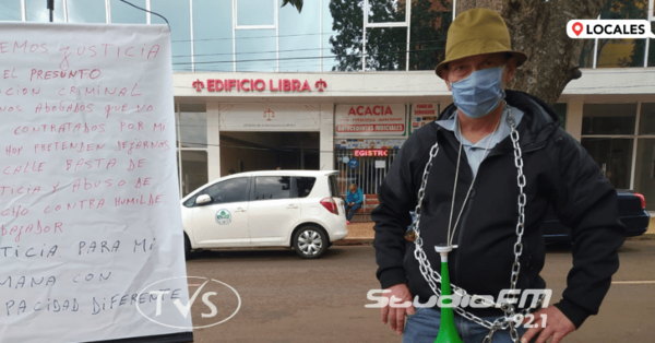 NICOLAS KOSAR SE ENCADENA FRENTE AL PALACIO DE JUSTICIA