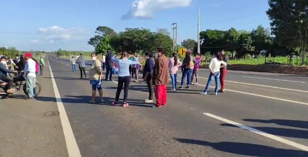 Pobladores se manifiestan y cierran ruta en Espinillo - Noticiero Paraguay