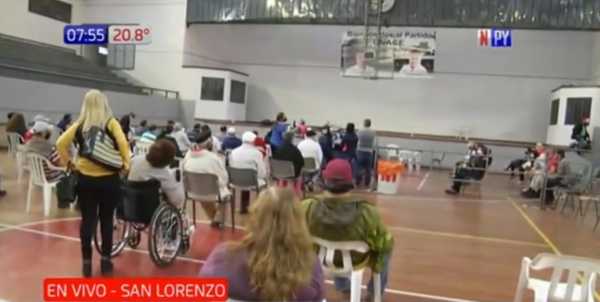 Unace: Inmensa cantidad de personas para inmunizarse y hay un solo vacunador | Noticias Paraguay
