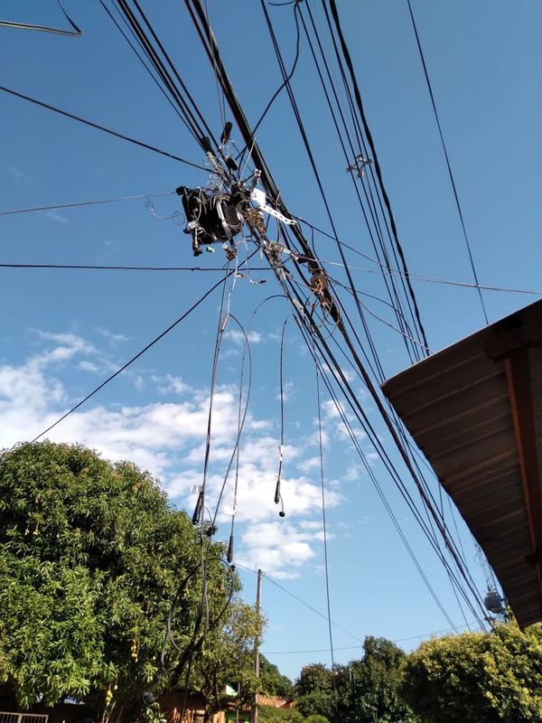 Peligrosos cables colgados en Luque - Nacionales - ABC Color