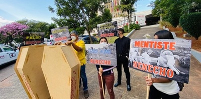 Tildan a intendente de Asunción como “vende humo y mentiroso” en manifestación