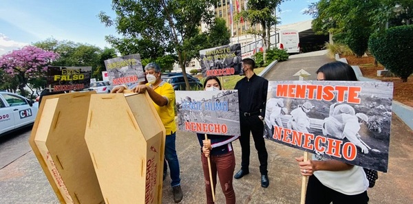 Tildan a intendente de Asunción como “vende humo y mentiroso” en manifestación