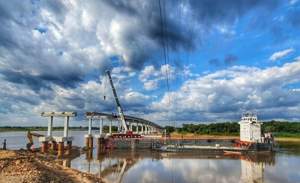 Diario HOY | Instalan las últimas vigas del puente más largo de Ñeembucú