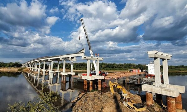 Montan las últimas vigas del puente más largo de Ñeembucú