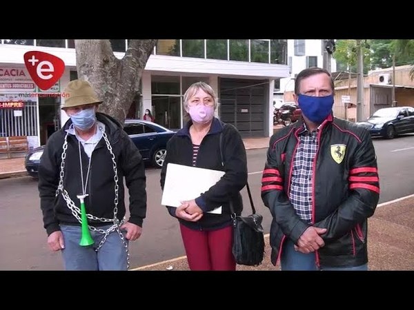 CASO HERMANOS KOSAR: DON NICOLÁS SE ENCADENA FRENTE AL PALACIO DE JUSTICIA