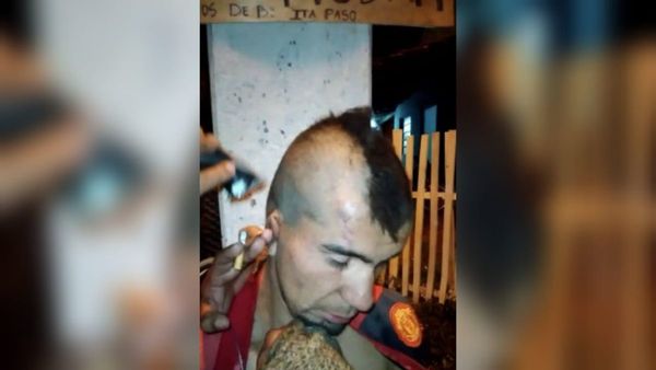 Comisión garrote atrapó, rapó y dejó atado a ladrón de gallos