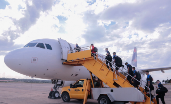 Diario HOY | La Albirroja tomó vuelo a la capital charrúa