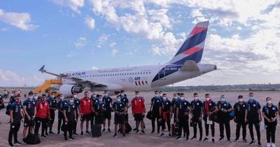 Con la ilusión de ganar, la Albirroja viajó a Uruguay