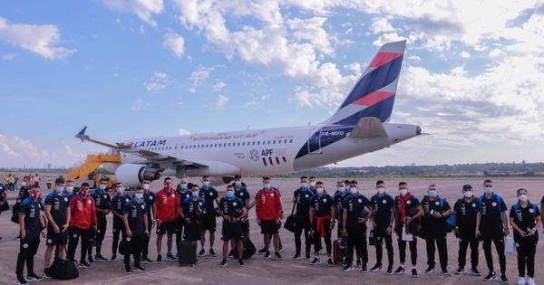 Con la ilusión de ganar, la Albirroja viajó a Uruguay